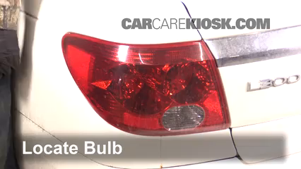 2005 Saturn L300 3.0L V6 Lights Turn Signal - Rear (replace bulb)